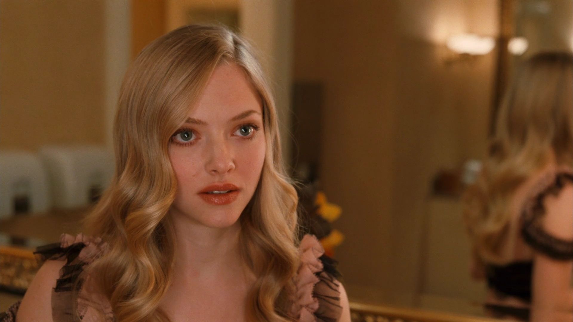 “我的乳房向前跳”：阿曼達·塞弗里德（Amanda Seyfried）被格倫·鮑威爾（Glen Powell）在電影晚會上救了